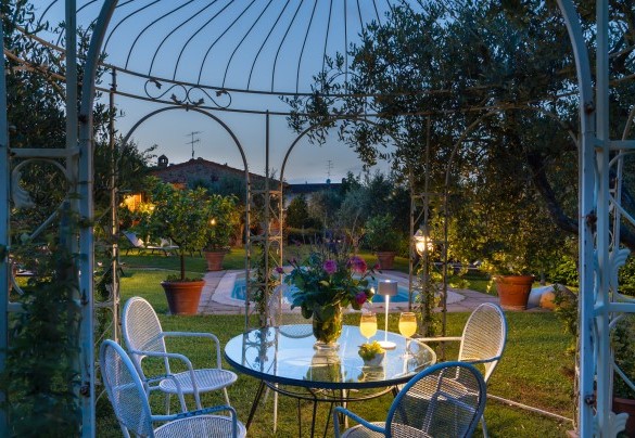 La pergola sul solarium dove godere di un aperitivo al tramonto - Villa Sorripa
