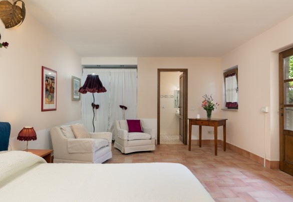 Camera matrimoniale con bagno en suite al  piano seminterrato  - Villa Sorripa
