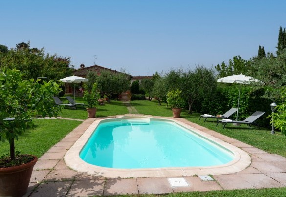 Pochi passi lungo un camminamento in pietra conducono alla piscina - Villa Sorripa