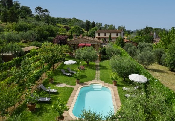 Il giardino si presenta curatissimo e raccolto tutto intorno al casale - Villa Sorripa