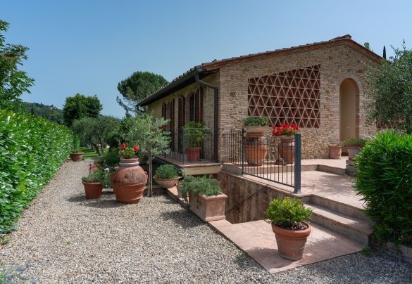 Il giardino  si estende su una superficie pianeggiante di circa 700 mq - Villa Sorripa