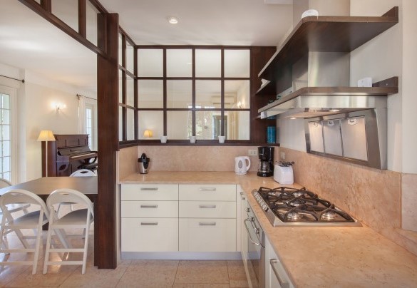 Kitchen with marble countertop - Villa Sorte