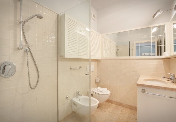 En suite bathroom with shower no. 2 - Villa Sorte
