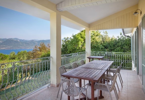 Covered terrace with dining table on the upper floor - Villa Sorte