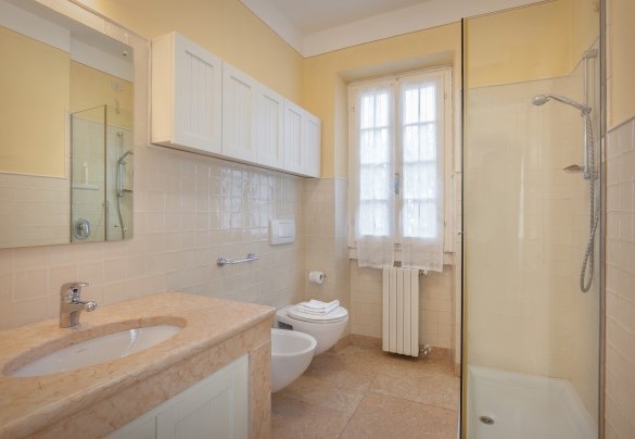 En suite bathroom with shower no. 4 - Villa Sorte