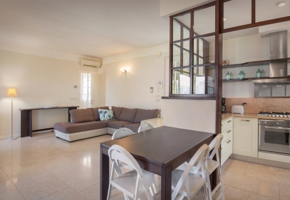 The living room is open plan with the kitchen - Villa Sorte