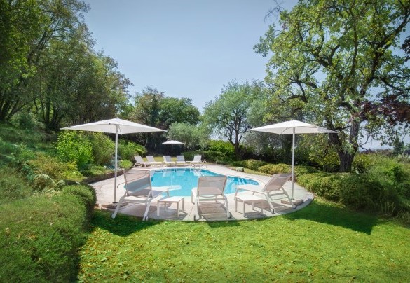The hourglass-shaped pool features a sunbathing area - Villa Sorte