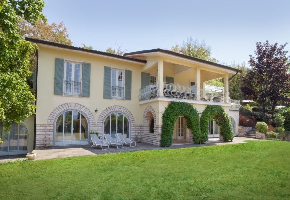 View of the front façade of the house with its garden - Villa Sorte