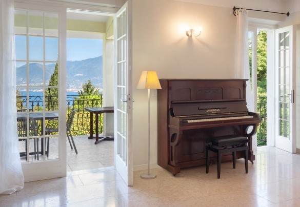 Living room on the upper floor with access to the lake-view covered terrace - Villa Sorte