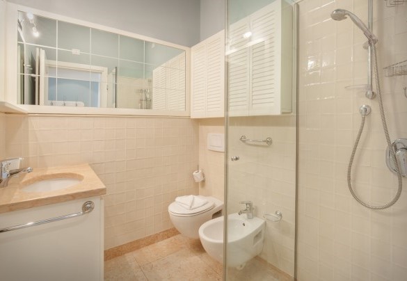 En suite bathroom with shower no. 1 - Villa Sorte