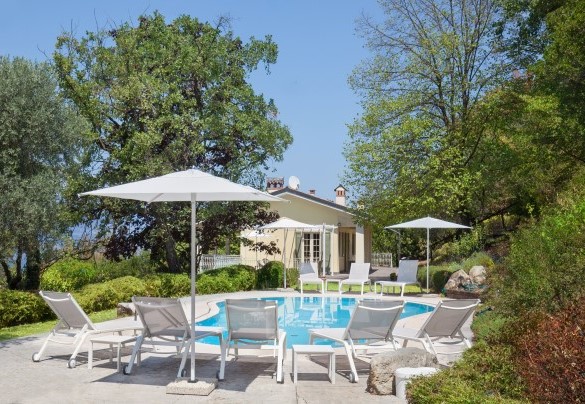 The pool is surrounded by greenery - Villa Sorte