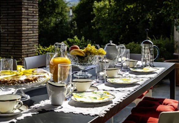 The porch with its outdoor dining area is connected to the kitchen and living room - Villa Sparta