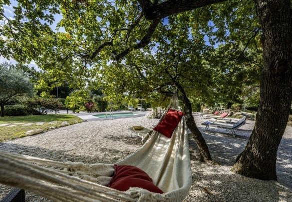 The hammock a step away from the pool, shaded by the large centuries-old oak tree - Villa Sparta