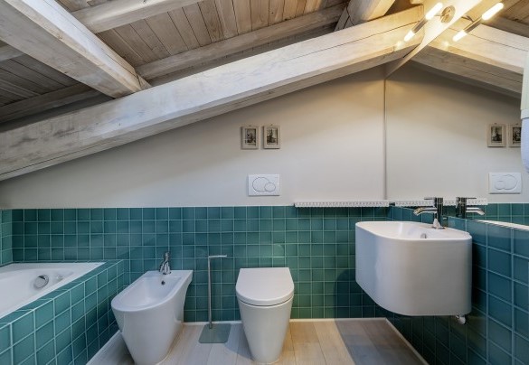 Bathroom with tub n.3, en suite to bedroom n.3 - Villa Sparta