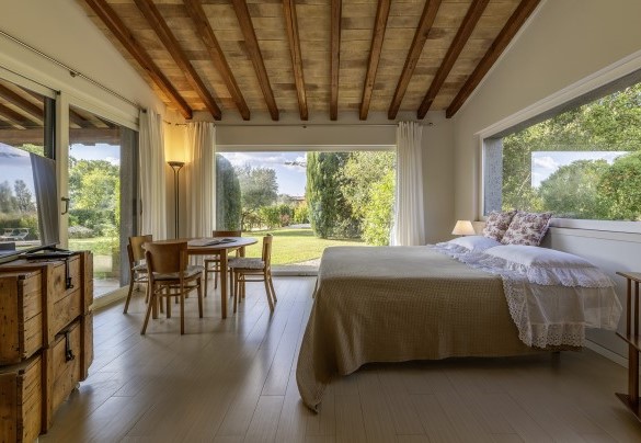 Double bedroom n.1 with 2 double beds, en suite bathroom and access to the porch overlooking the pool - Villa Sparta