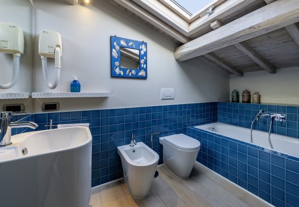 Bathroom with tub n.2, en suite to bedroom n.2 - Villa Sparta