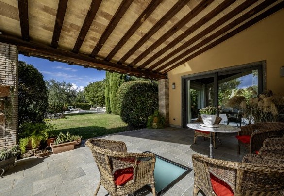 The pool-side porch with living area, connected to double bedroom n.1 - Villa Sparta