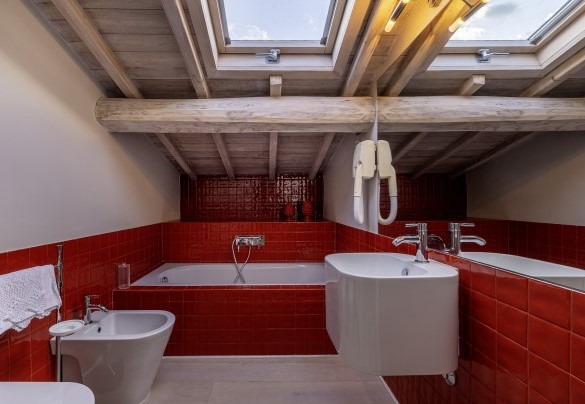 Bathroom with tub n.4, en suite to bedroom n.4 - Villa Sparta