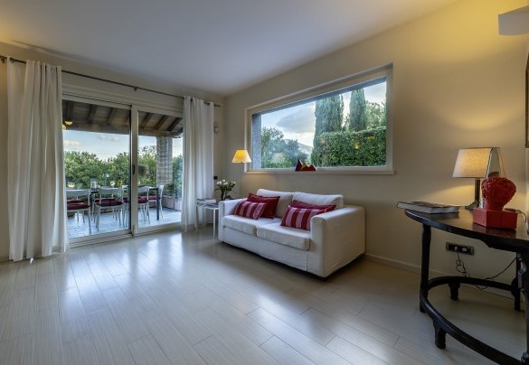 Living room with entrance and Smart TV, connected to the porch with outdoor dining area and to the dining room - Villa Sparta