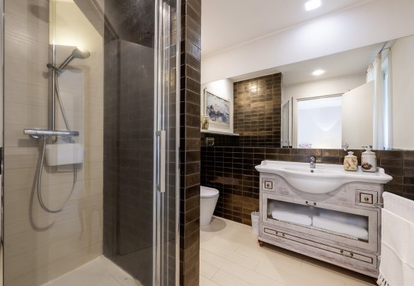 Bathroom with shower n.1 en suite to bedroom n.1 - Villa Sparta