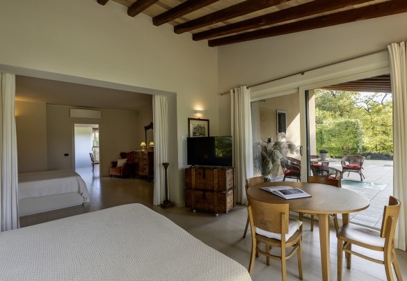 Double bedroom n.1 with 2 double beds, en suite bathroom, Smart Tv and access to the porch - Villa Sparta 