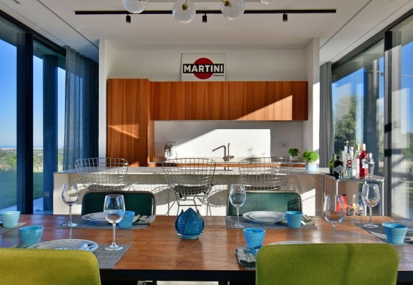 Zona living con ampie vetrate e cucina moderna attrezzata  - Villa Specchio di Mare