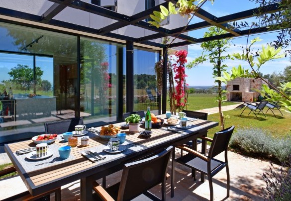 Il gazebo sul retro ombreggia un tavolo da pranzo - Villa Specchio di Mare
