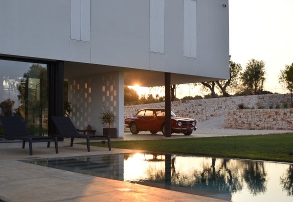 La piscina adagiata accanto alla villa - Villa Specchio di Mare