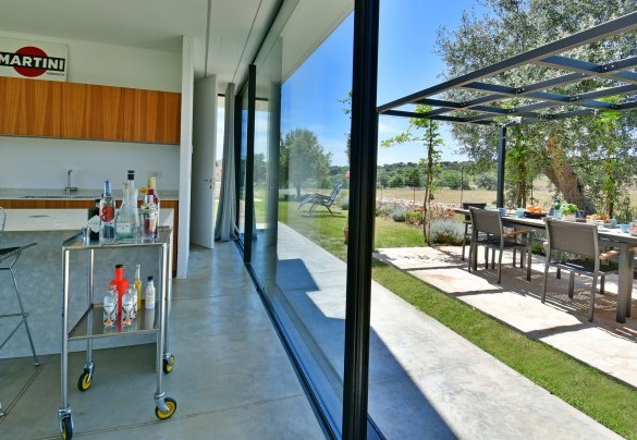 La cucina in comoda posizione di accesso al gazebo - Villa Specchio di Mare