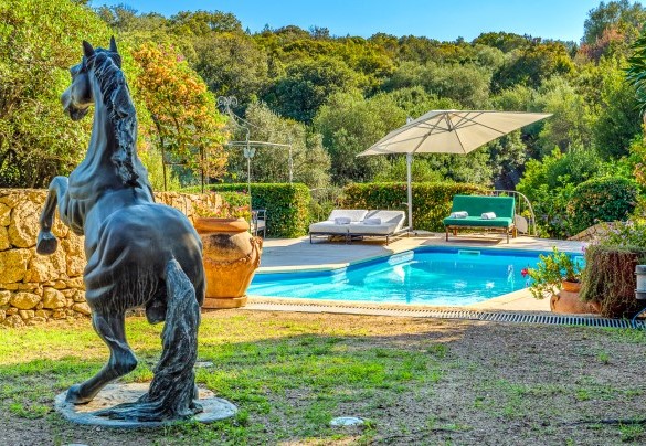 Bellissima piscina e zona prendi sole – Villa Stella