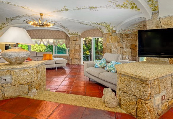 Elegante salotto con vista sul giardino – Villa Stella