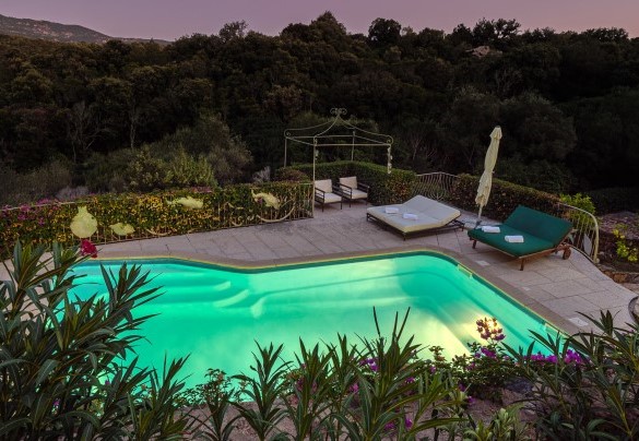 Bellissima piscina illuminata – Villa Stella