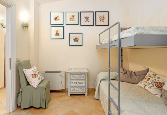 Camera doppia n. 1 con veranda coperta con vista sul giardino e bagno en suite con doccia – Villa Stella
