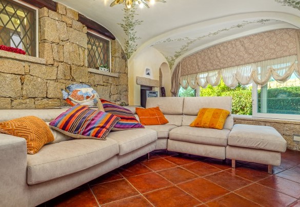 Elegante salotto con vista sul giardino – Villa Stella