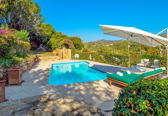 Bellissima piscina e zona prendi sole – Villa Stella