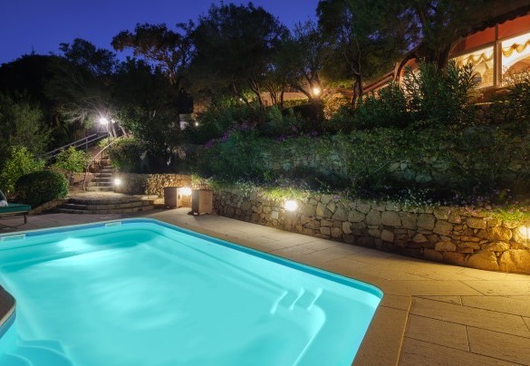 Suggestiva vista della villa e della piscina illuminate – Villa Stella
