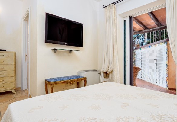 Camera matrimoniale n.3 con bagno en-suite con doccia e accesso al giardino – Villa Stella