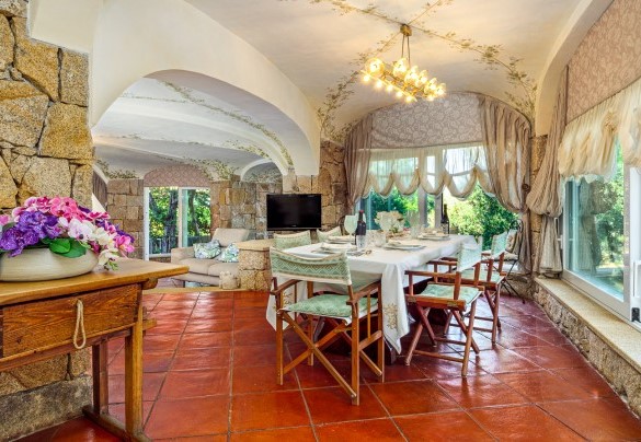 Luminosissima sala pranzo con accesso diretto al living esterno e al giardino – Villa Stella