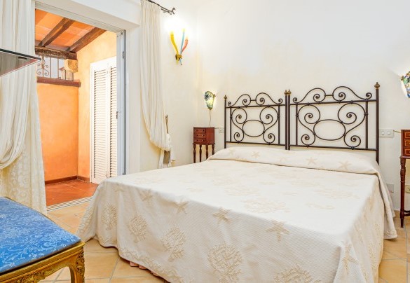 Camera matrimoniale n. 3 con bagno en-suite con doccia e accesso al giardino – Villa Stella