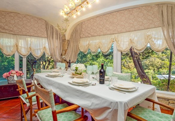 Luminosissima sala pranzo con accesso diretto al living esterno e al giardino – Villa Stella
