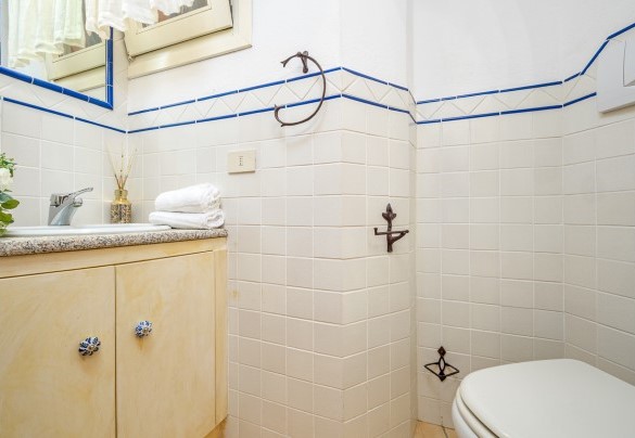Bagno di servizio n. 1 asservito alla zona giorno  – Villa Stella