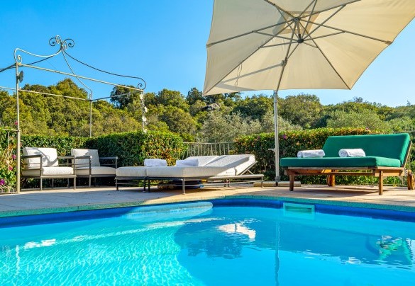 Bellissima piscina e zona prendi sole – Villa Stella