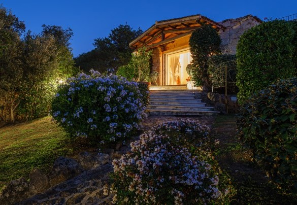 Bellissimo ingresso della villa illuminato – Villa Stella