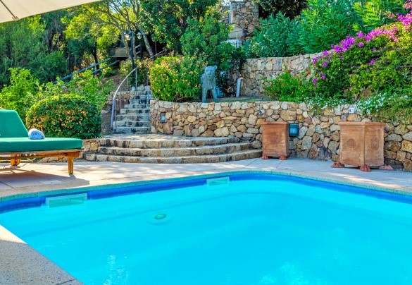 Bellissima piscina e zona prendi sole – Villa Stella