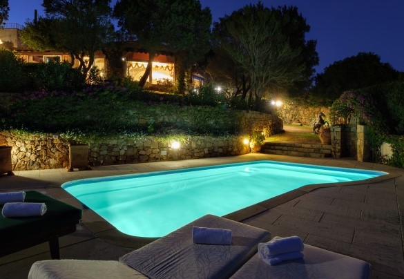 Suggestiva vista della villa e della piscina illuminate – Villa Stella