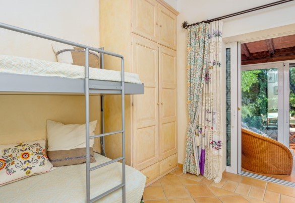 Camera doppia n. 1 con veranda coperta con vista sul giardino e bagno en suite con doccia – Villa Stella
