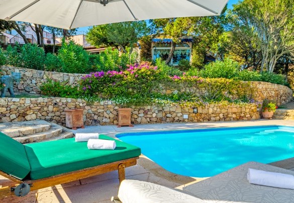 Bellissima piscina e zona prendi sole – Villa Stella