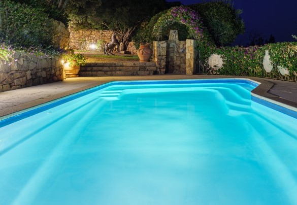 Bellissima piscina illuminata – Villa Stella