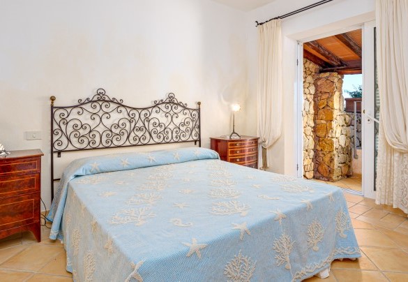 Camera matrimoniale n. 2 con bagno en-suite con doccia e living esterno con vista mare – Villa Stella