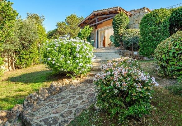 Una passerella in pietra, attorniata da vegetazione autoctona conduce, attraverso 14 scalini, all’ingresso principale della villa – Villa Stella